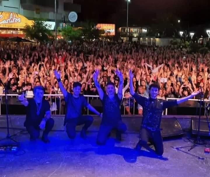 VILLA GESELL:  “Cuarto Soda”, banda tributo a Soda Stéreo deslumbró con su show a miles de turistas en Plaza Primera Junta