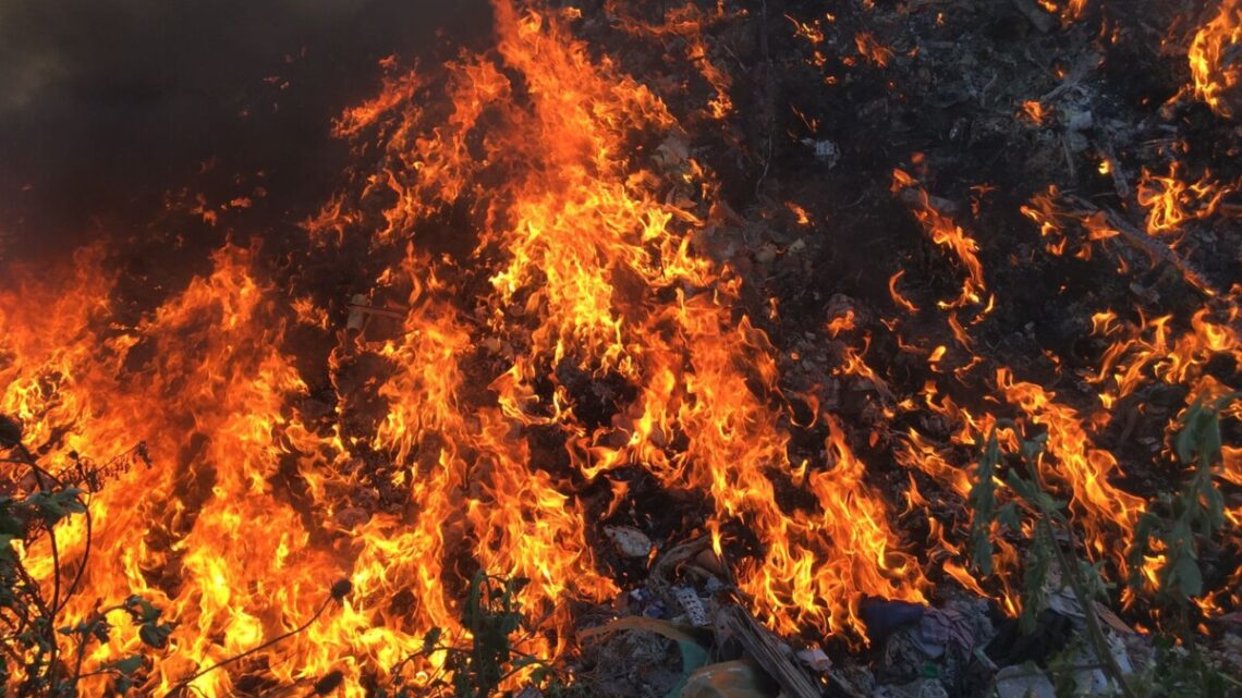ABANDONO TOTAL: Otro “incendio” en el basurero municipal de Belgrano, afecta a los vecinos por el incesante humo ABANDONO TOTAL: Otro “incendio” en el basurero municipal de Belgrano, afecta a los vecinos por el incesante humo