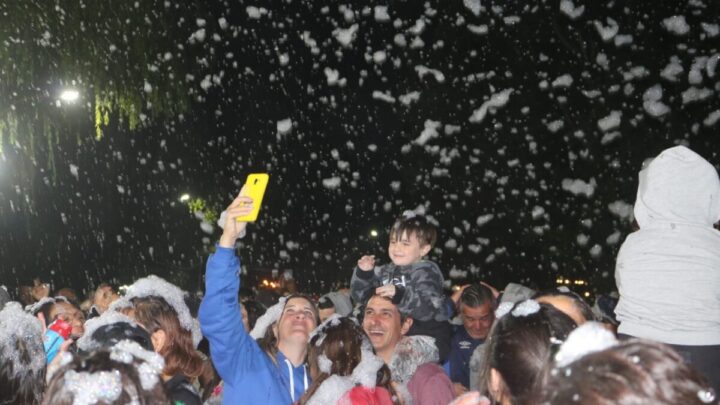 RANCHOS: Cientos de personas disfrutaron la primera noche de la “Fiesta de la Espuma”