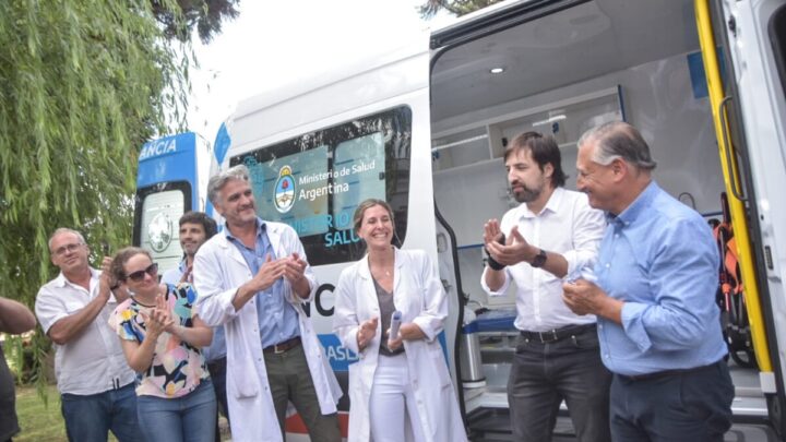LAS FLORES: El Intendente Gelené presento la nueva ambulancia que será destinada a seguir fortaleciendo el sistema de salud