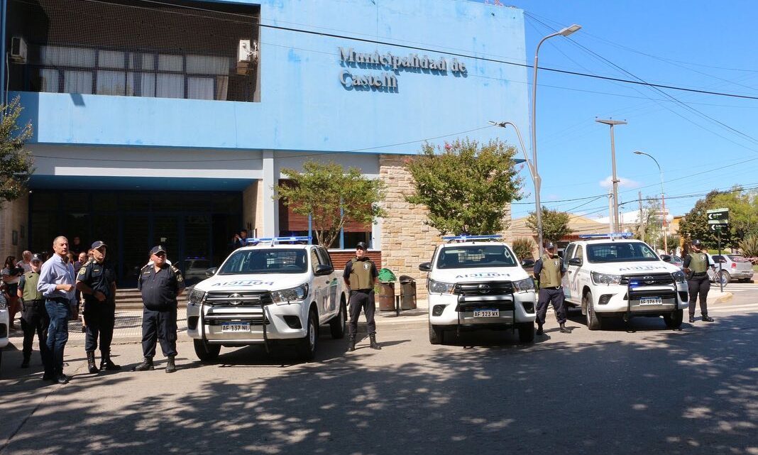 Castelli invierte en seguridad: 6 nuevos patrulleros, cámaras y centro de monitoreo 24 hs Castelli invierte en seguridad: 6 nuevos patrulleros, cámaras y centro de monitoreo 24 hs