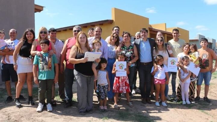 CASTELLI: Lagrimas de felicidad y abrazos de sueños cumplidos fueron las postales de la entrega de viviendas en el Dia de la Mujer
