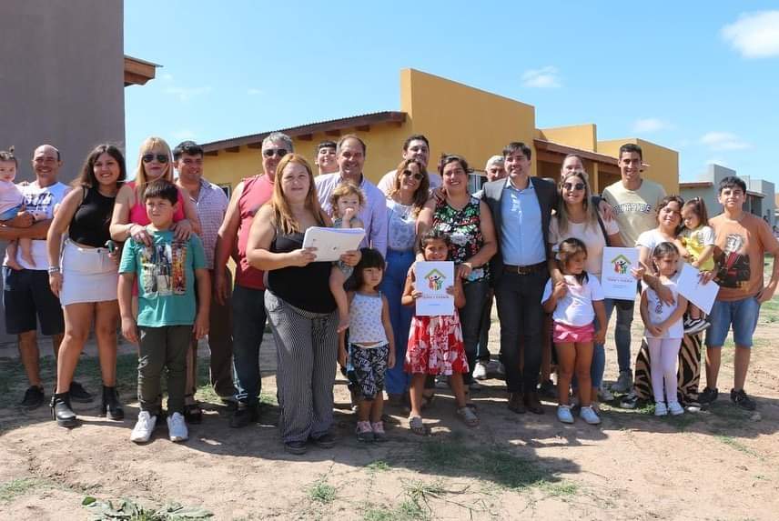CASTELLI: Lagrimas de felicidad y abrazos de sueños cumplidos fueron las postales de la entrega de viviendas en el Dia de la Mujer CASTELLI: Lagrimas de felicidad y abrazos de sueños cumplidos fueron las postales de la entrega de viviendas en el Dia de la Mujer