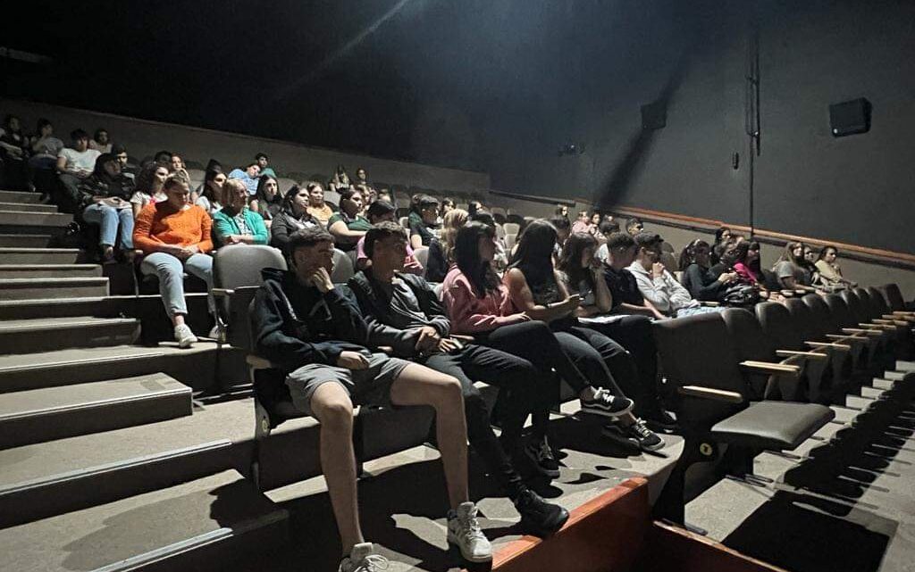 En Castelli el municipio acompaña el desarrollo educativo de jóvenes a través de becas En Castelli el municipio acompaña el desarrollo educativo de jóvenes a través de becas