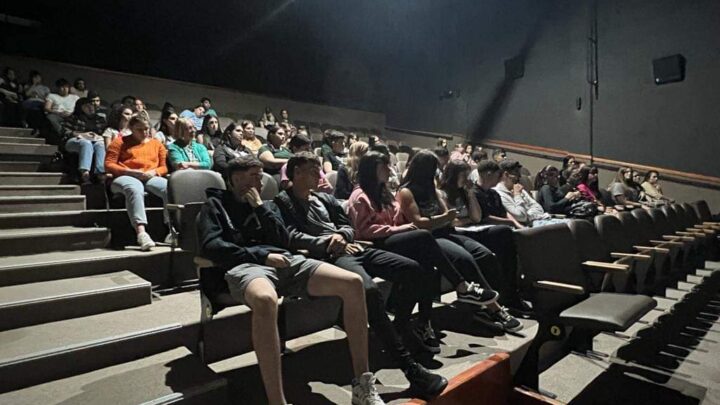 En Castelli el municipio acompaña el desarrollo educativo de jóvenes a través de becas