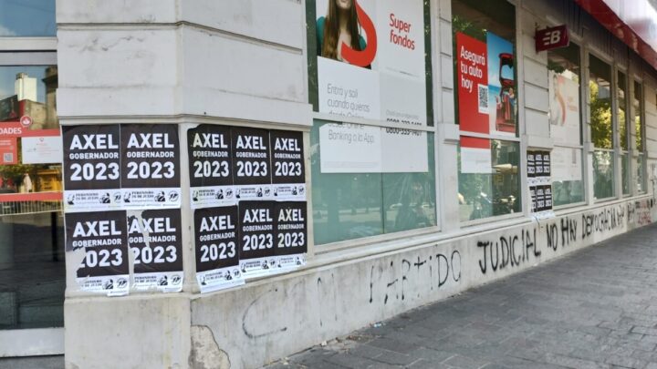 “Axel gobernador 2023”: Los afiches que dan color a la apertura de sesiones en la Legislatura