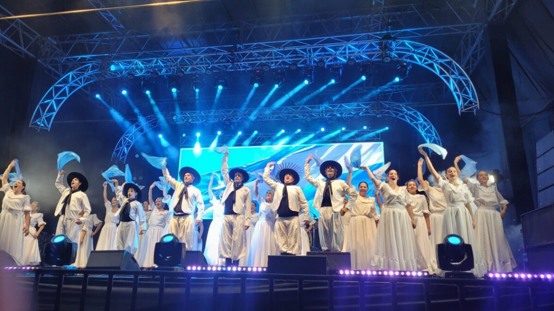 FIESTA NACIONAL DE LA GUITARRA: Impactado por el espectáculo el intendente Etchevarren felicitó al Ballet General Belgrano FIESTA NACIONAL DE LA GUITARRA: Impactado por el espectáculo el intendente Etchevarren felicitó al Ballet General Belgrano