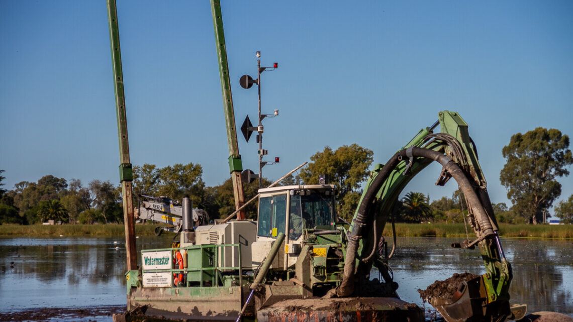 LAS FLORES: Comenzaron los trabajos de dragado en la Laguna