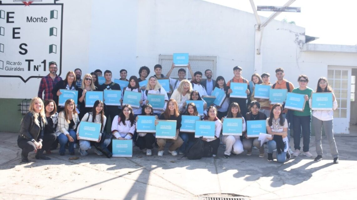 MONTE: Más de 200 alumnos recibieron su netbooks a través del Conectar Igualdad Bonaerense MONTE: Más de 200 alumnos recibieron su netbooks a través del Conectar Igualdad Bonaerense