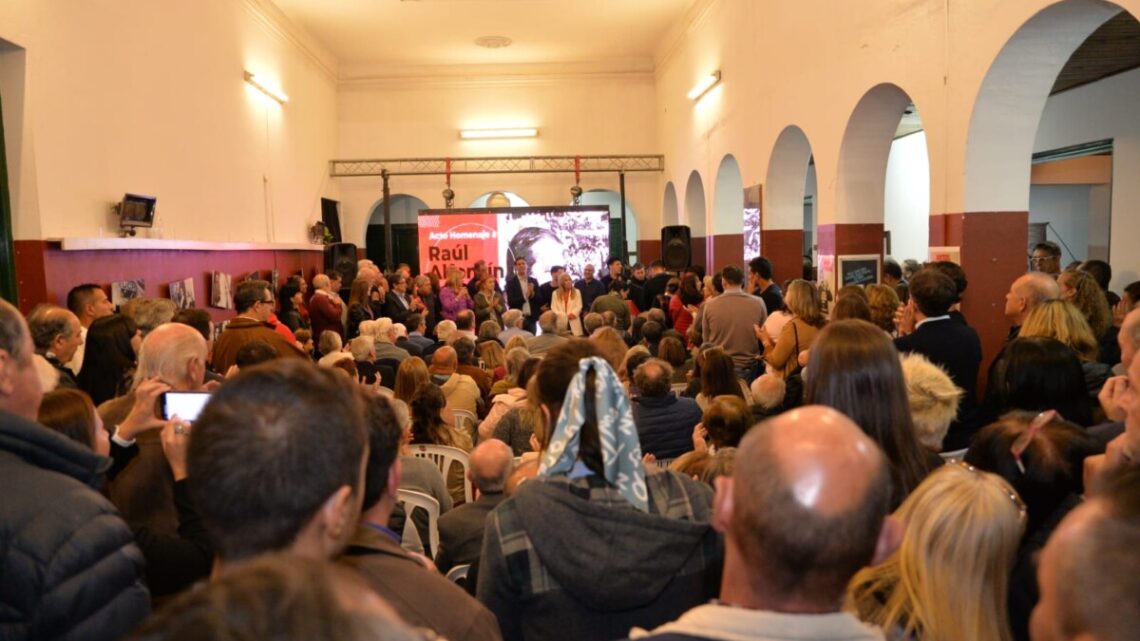 UCR CHASCOMÚS: tras el emotivo homenaje a Raúl Alfonsín agradecen la presencia de militantes y dirigentes de diversos distritos UCR CHASCOMÚS: tras el emotivo homenaje a Raúl Alfonsín agradecen la presencia de militantes y dirigentes de diversos distritos