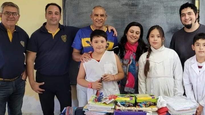 GRAL BELGRANO: La Peña Boquense entregó útiles a Escuela Rural del Paraje La Verde