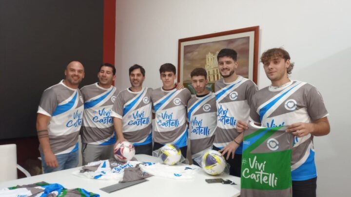 CASTELLI: Los Galácticos equipo que participa en La Liga Universitaria recibieron pelotas y camisetas