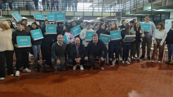RANCHOS: Entregaron netbooks de conectar igualdad bonaerense a estudiantes de nivel secundario
