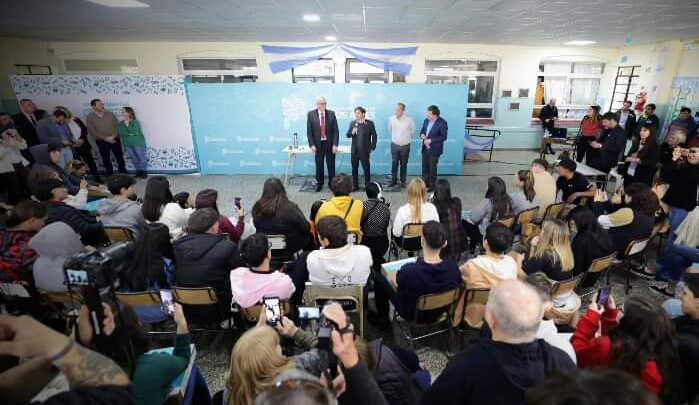 GENERAL BELGRANO: Kicillof inauguró un edificio escolar y entregó computadoras a estudiantes