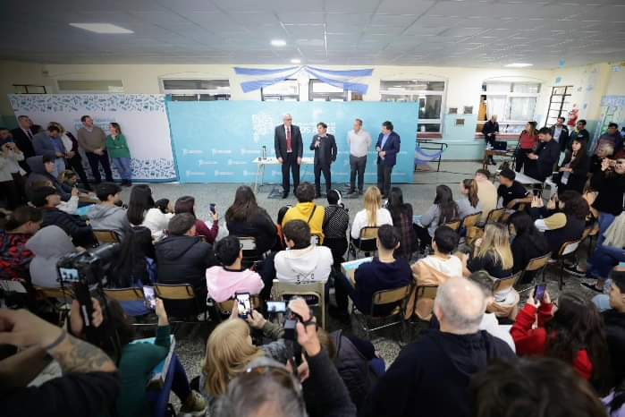 GENERAL BELGRANO: Kicillof inauguró un edificio escolar y entregó computadoras a estudiantes GENERAL BELGRANO: Kicillof inauguró un edificio escolar y entregó computadoras a estudiantes
