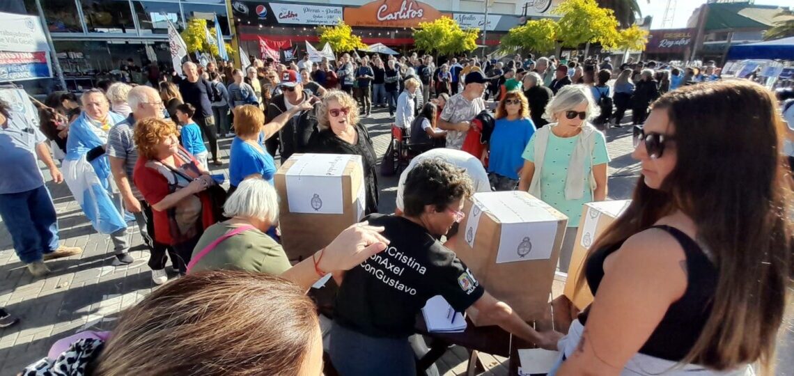 El Frente de Todos de Villa Gesell tomó la posta y se manifestó en defensa de la democracia. “Las Urnas son del Pueblo” El Frente de Todos de Villa Gesell tomó la posta y se manifestó en defensa de la democracia. “Las Urnas son del Pueblo”