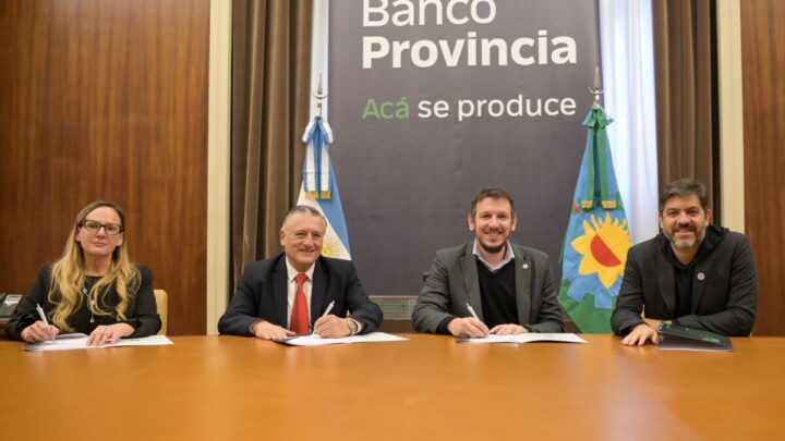 LAS FLORES: Gelené firmó convenios para fortalecer el equipamiento vial del municipio