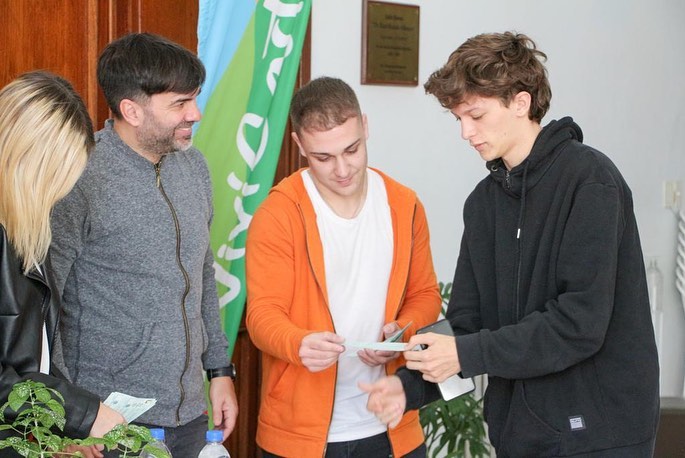 CASTELLI: El Intendente entregó nuevas becas a estudiantes de educación terciaria y universitaria. Se suman a las 90 ya entregadas, en el Cine Teatro CASTELLI: El Intendente entregó nuevas becas a estudiantes de educación terciaria y universitaria. Se suman a las 90 ya entregadas, en el Cine Teatro