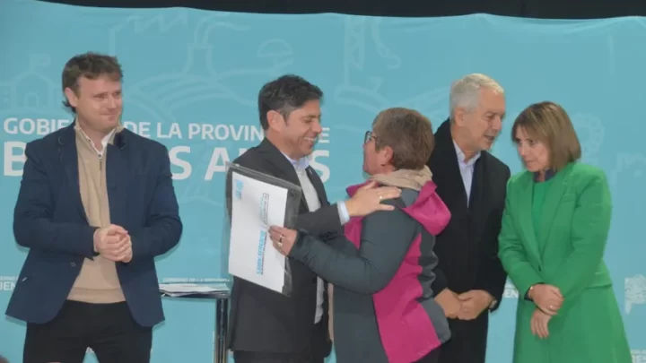 Kicillof entregó la escritura 80 mil y prometió llegar a 100 mil antes del 10 de diciembre