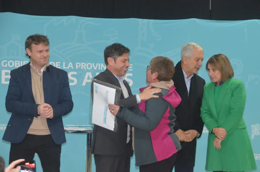 Kicillof entregó la escritura 80 mil y prometió llegar a 100 mil antes del 10 de diciembre Kicillof entregó la escritura 80 mil y prometió llegar a 100 mil antes del 10 de diciembre