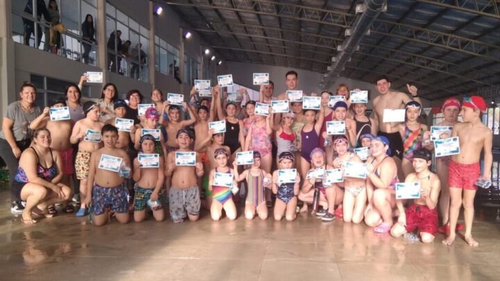 LAS FLORES: niñas y niños mostraron su talento deportivo en el natatorio municipal