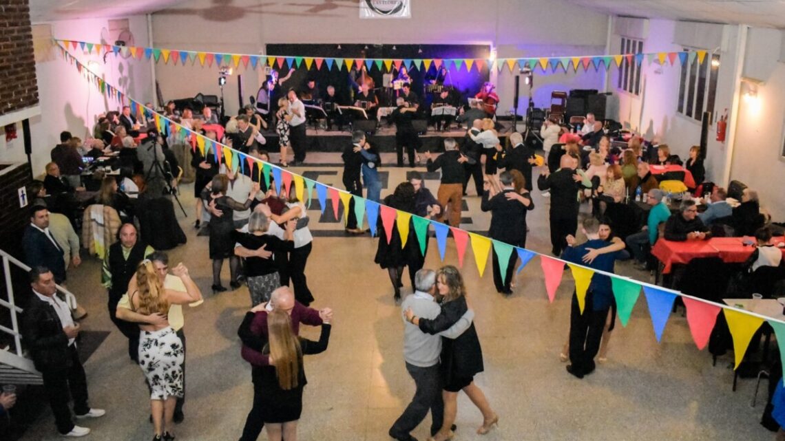 Exitosa noche de Tango en Las Flores con “Loca Milonga” Exitosa noche de Tango en Las Flores con “Loca Milonga”