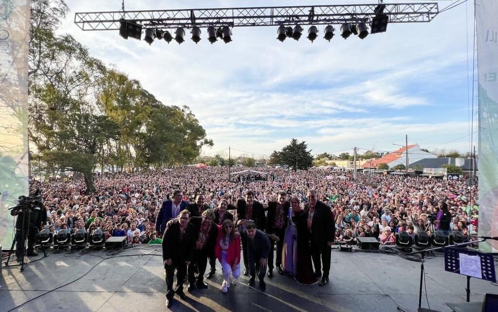Los Palmeras, ante una multitud, cerraron los festejos por los 158 años de Castelli Los Palmeras, ante una multitud, cerraron los festejos por los 158 años de Castelli