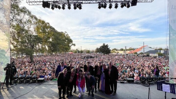 Los Palmeras, ante una multitud, cerraron los festejos por los 158 años de Castelli