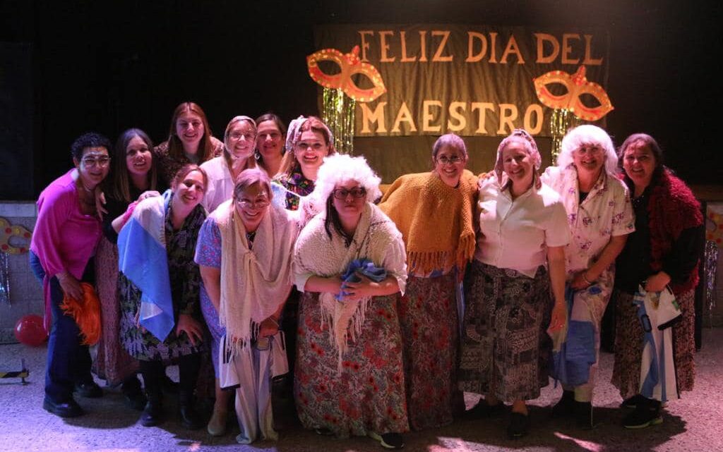 CASTELLI: A pura diversión más de 300 maestros y maestras festejaron su día CASTELLI: A pura diversión más de 300 maestros y maestras festejaron su día