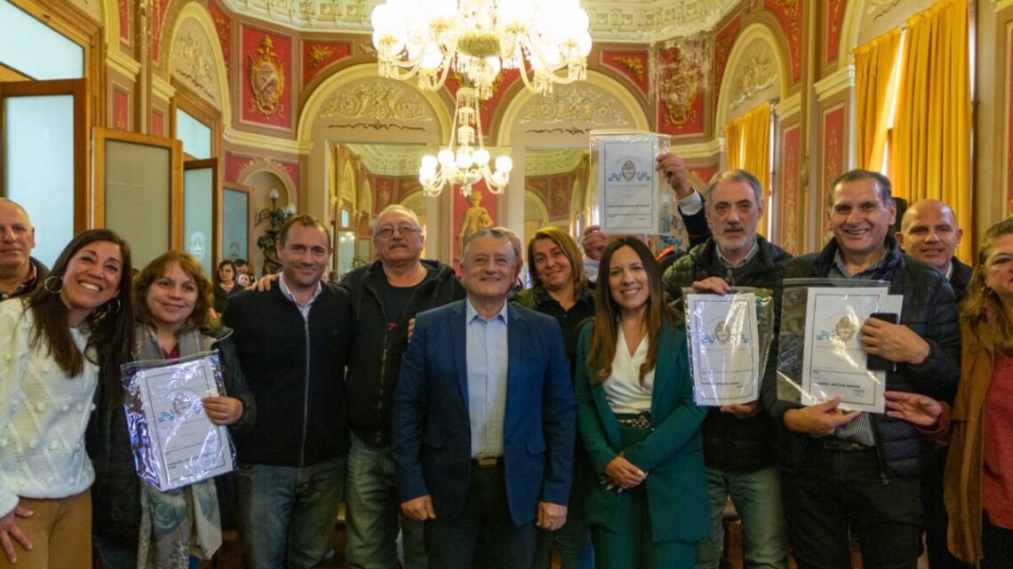 En un día histórico para Las Flores, más de 400 familias e instituciones firmaron y recibieron sus escrituras