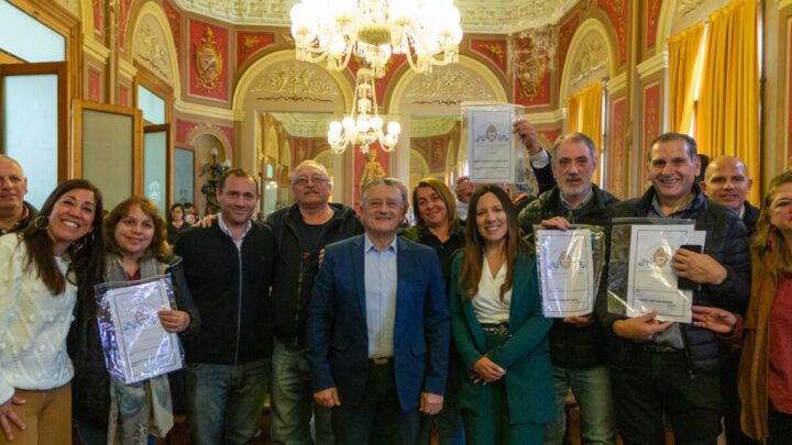 En un día histórico para Las Flores, más de 400 familias e instituciones firmaron y recibieron sus escrituras