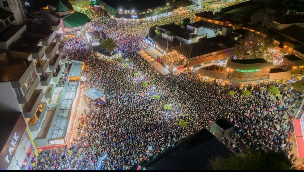 Los Palmeras brillaron en un histórico y multitudinario show en Villa Gesell Los Palmeras brillaron en un histórico y multitudinario show en Villa Gesell