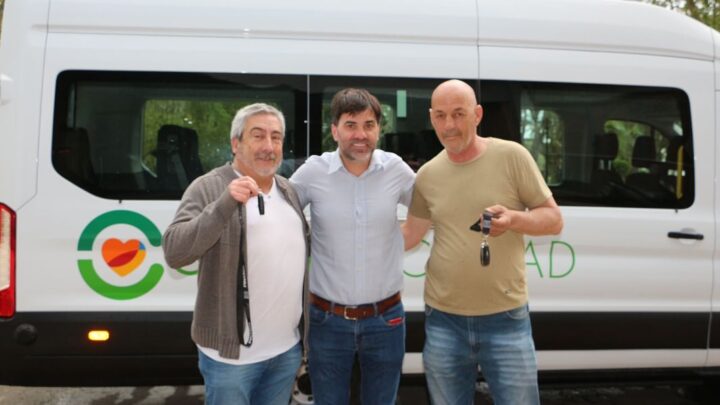 CASTELLI: El Intendente Echarren presentó dos nuevos minibuses