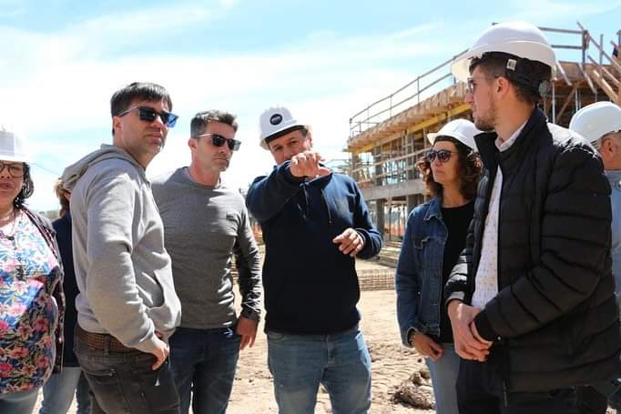 CASTELLI: El intendente Echarren supervisó las obras de construcción de 288 viviendas CASTELLI: El intendente Echarren supervisó las obras de construcción de 288 viviendas
