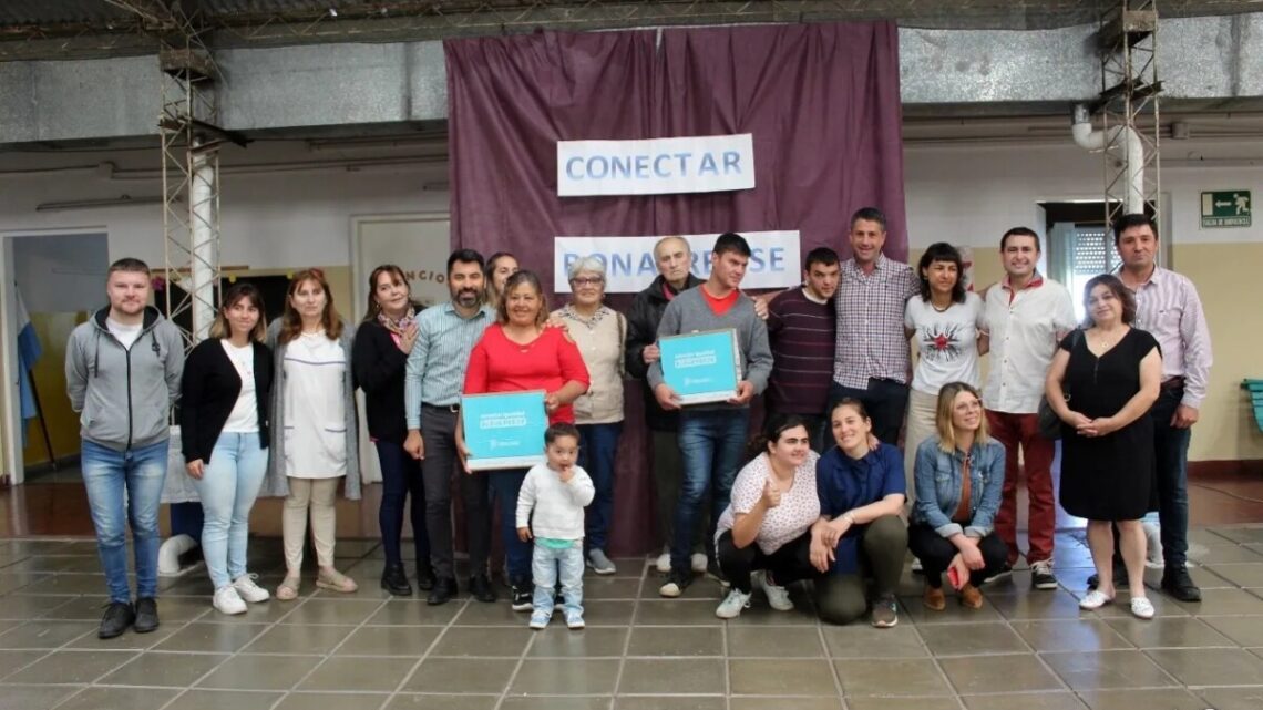 PILA: egresados de la Educación Especial 501° recibieron sus netbooks del Conectar Igualdad