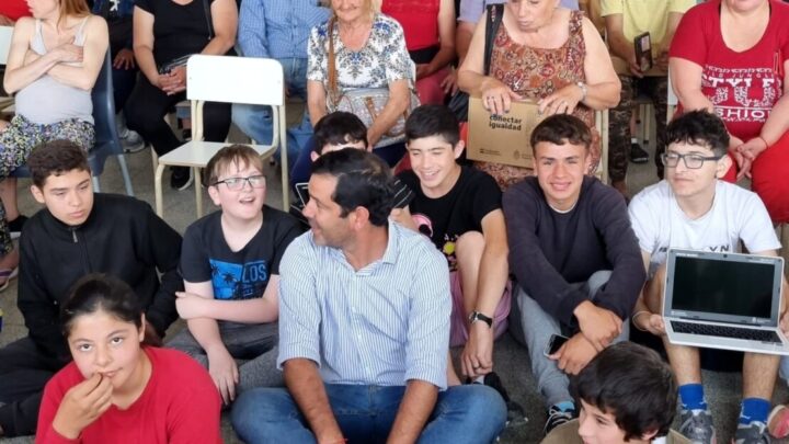 Juan Pablo García entregó computadoras a los alumnos de la Escuela Vucetich