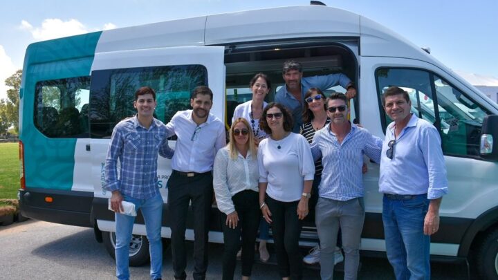 CASTELLI: En un emotivo acto la Provincia entregó una combi 0km a la Escuela N°501