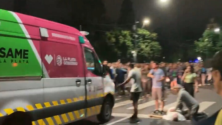 Murió un jubilado de un infarto durante el cacerolazo contra el DNU de Milei