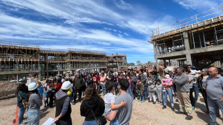 La era Milei ya impacta en Castelli: 100 despidos y 208 viviendas paralizadas