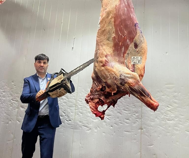 CASTELLI: Echarren aplica la motosierra…. para cortar asado CASTELLI: Echarren aplica la motosierra…. para cortar asado
