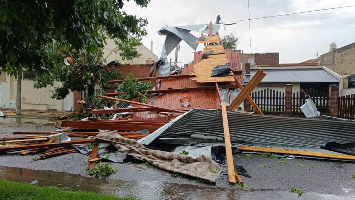 Miramar: fuerte temporal voló el techo de la terminal y causó destrozos en la ciudad Miramar: fuerte temporal voló el techo de la terminal y causó destrozos en la ciudad