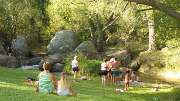 En Tandil hay un balneario natural en el medio del campo abierto al público