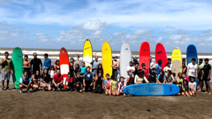 LA COSTA: El programa ENVIÓN lleva a cabo clases de surf gratuitas destinado a niños y niñas