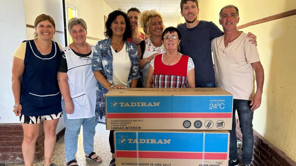 CASTELLI: El Municipio realizó una nueva entrega de aires acondicionados en instituciones educativas
