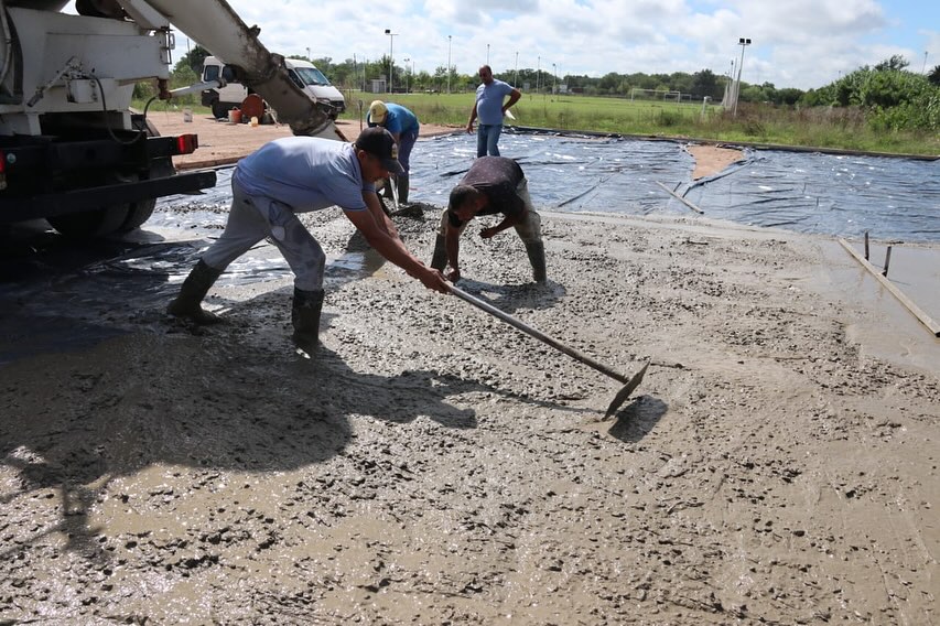 RANCHOS: Avanza la obra del Playón Multideportivo en el predio del C.A.R RANCHOS: Avanza la obra del Playón Multideportivo en el predio del C.A.R