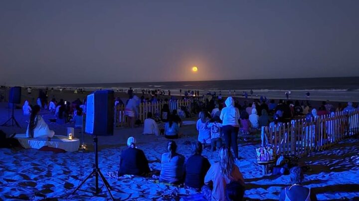 VILLA GESELL: con meditación en la playa turistas y residentes recibieron la luna llena