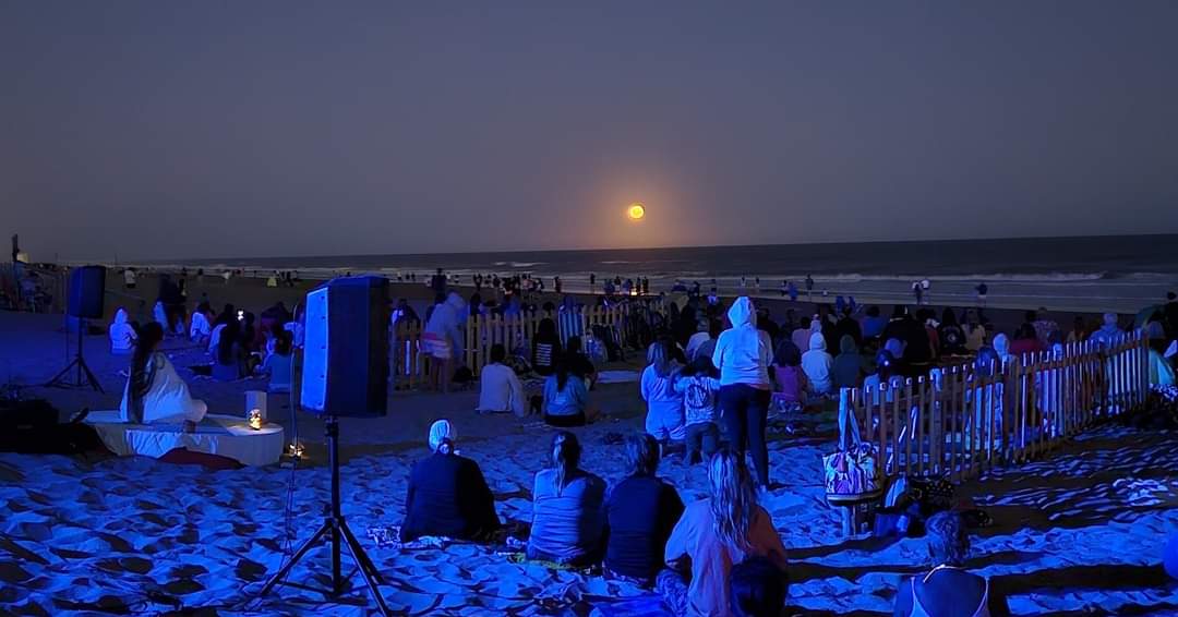 VILLA GESELL: con meditación en la playa turistas y residentes recibieron la luna llena VILLA GESELL: con meditación en la playa turistas y residentes recibieron la luna llena