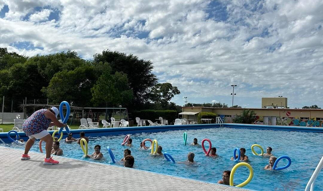 Felíces como chicos: En Castelli los adultos disfrutan de la Colonia de verano Felíces como chicos: En Castelli los adultos disfrutan de la Colonia de verano