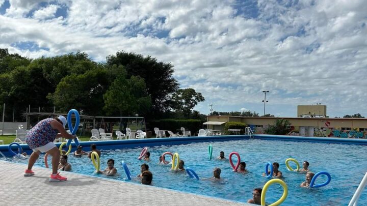 Felíces como chicos: En Castelli los adultos disfrutan de la Colonia de verano
