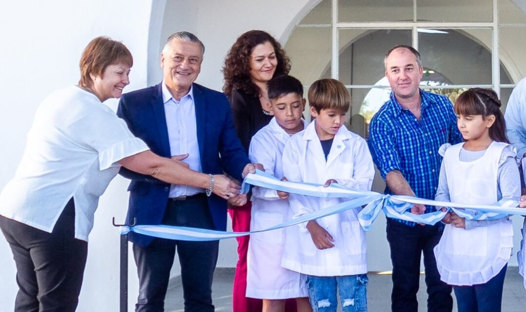 LAS FLORES: Gelené abrió el ciclo lectivo, inaugurando la ampliación de la Escuela N°2 LAS FLORES: Gelené abrió el ciclo lectivo, inaugurando la ampliación de la Escuela N°2